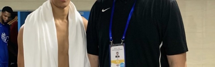 PG电子模拟器-体格差距大！湖人中锋海斯IG晒昔日与姚明的合影 配乐《姚明》