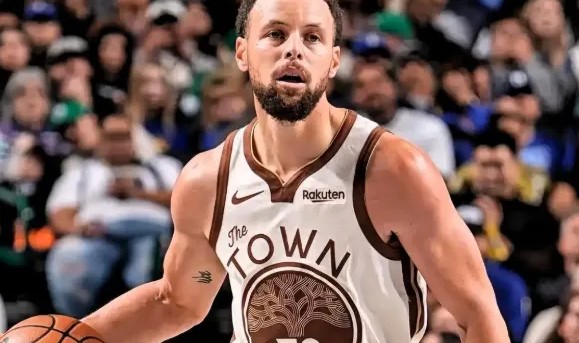 库里首节比赛替补登场三分3投1中，得到3分2篮板1封盖