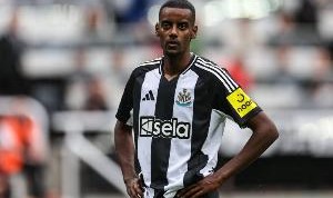 记者：纽卡尝试签下伊萨克替代者，球员拒绝出场确保交易不会叫停