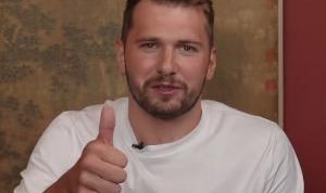 PG模拟器-东契奇用中文欢迎杨瀚森加入NBA愿意把手机号给小杨加好友