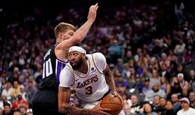 再遭小萨博尼斯完爆 31岁浓眉哥未老先衰巅峰已过