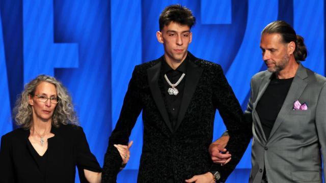 1656943864664095946.jpg chet-holmgren-parents.jpg